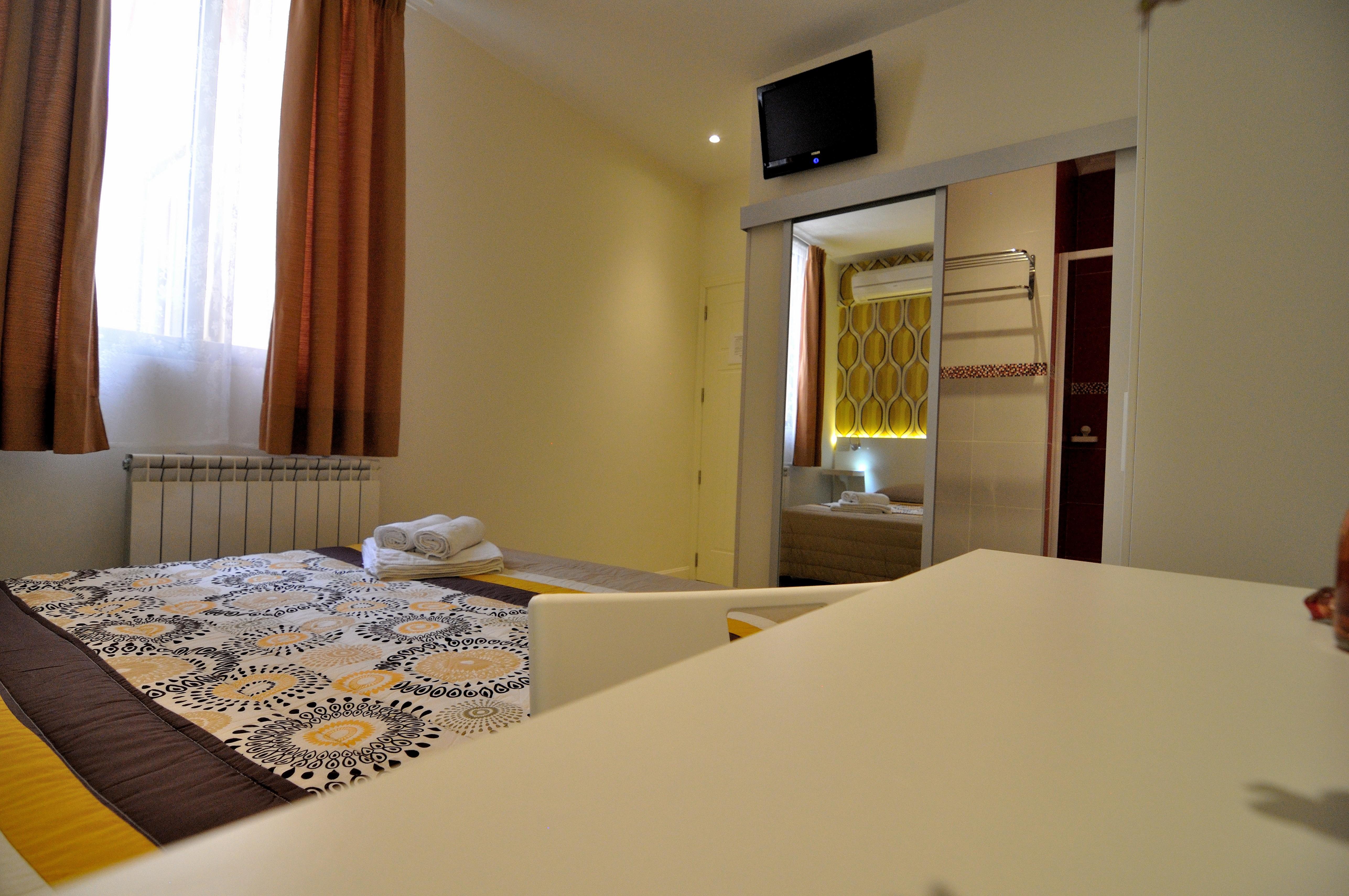 Far Home Plaza Mayor Madrid Bagian luar foto