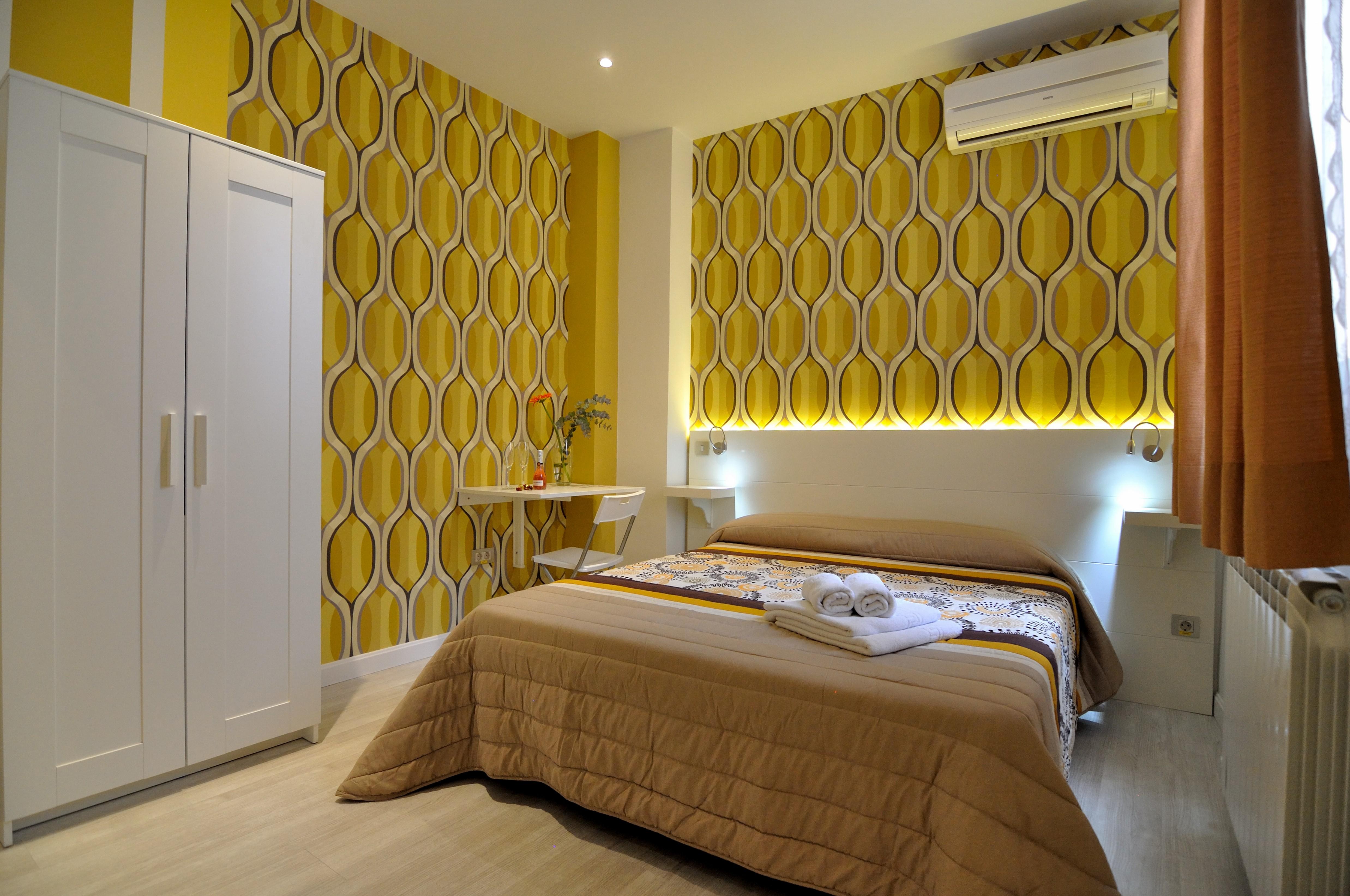 Far Home Plaza Mayor Madrid Bagian luar foto