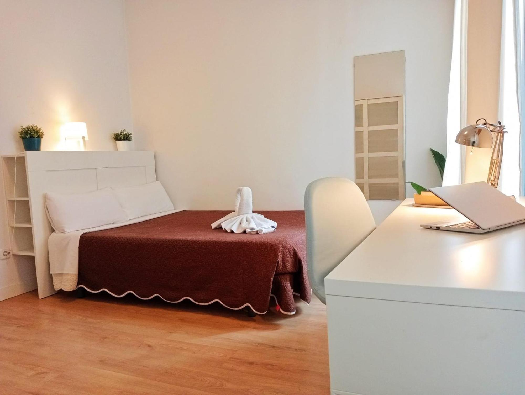 Far Home Plaza Mayor Madrid Bagian luar foto