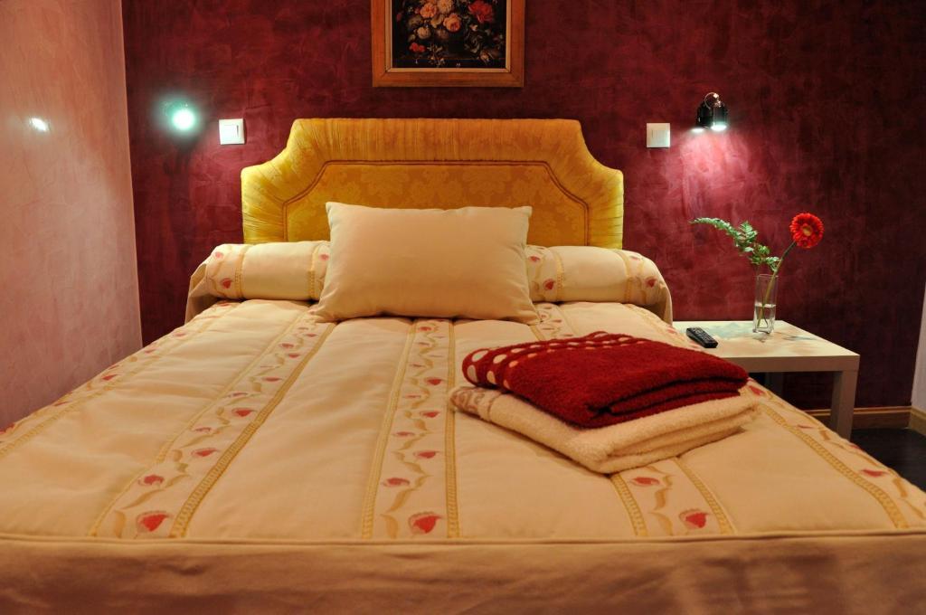 Far Home Plaza Mayor Madrid Bagian luar foto