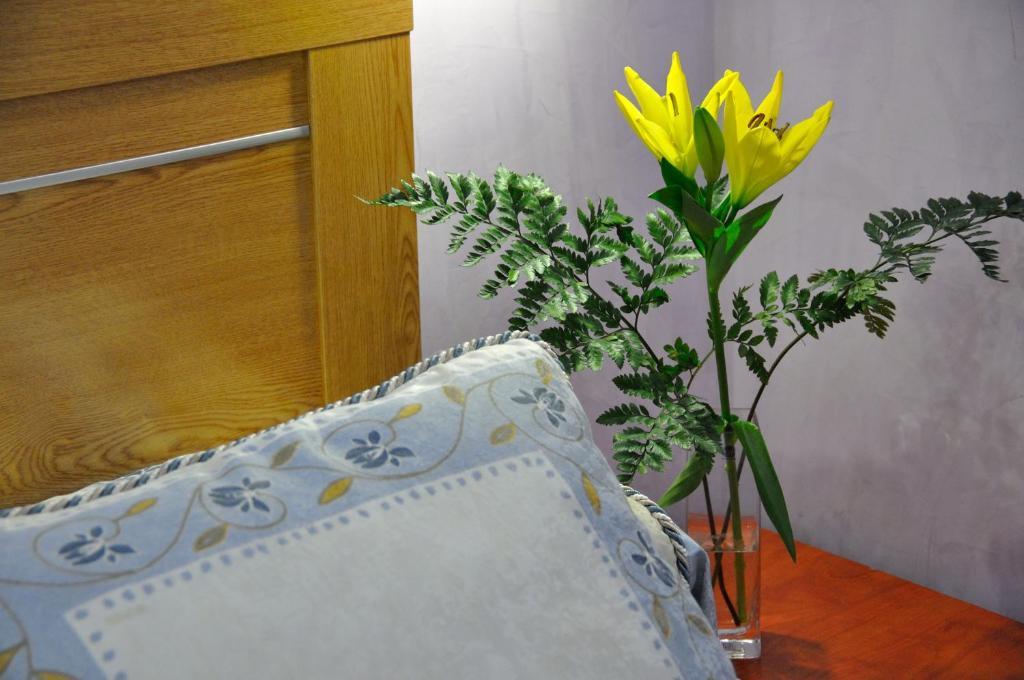 Far Home Plaza Mayor Madrid Bagian luar foto