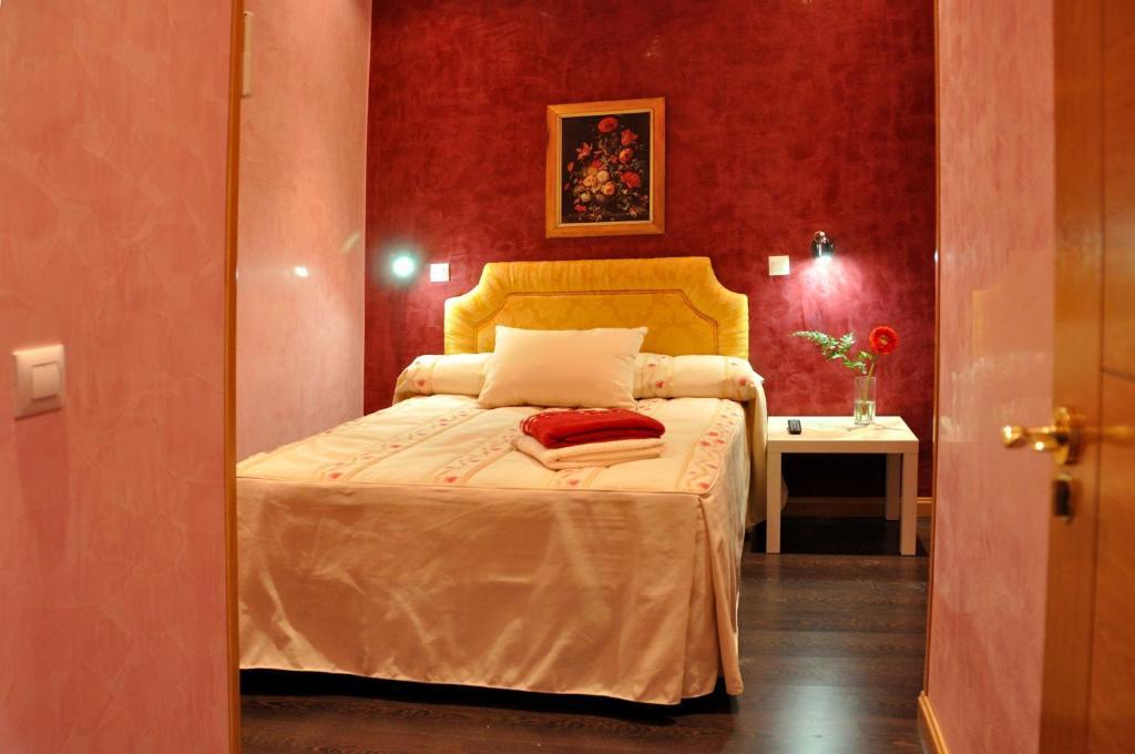 Far Home Plaza Mayor Madrid Bagian luar foto