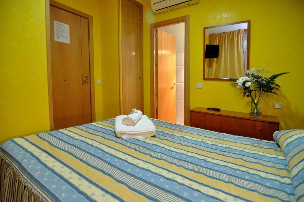 Far Home Plaza Mayor Madrid Bagian luar foto