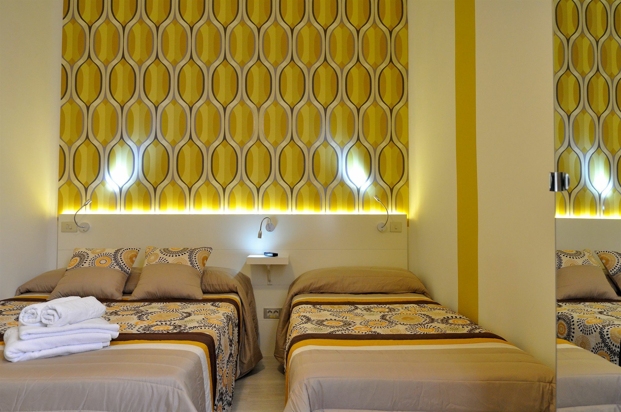 Far Home Plaza Mayor Madrid Bagian luar foto