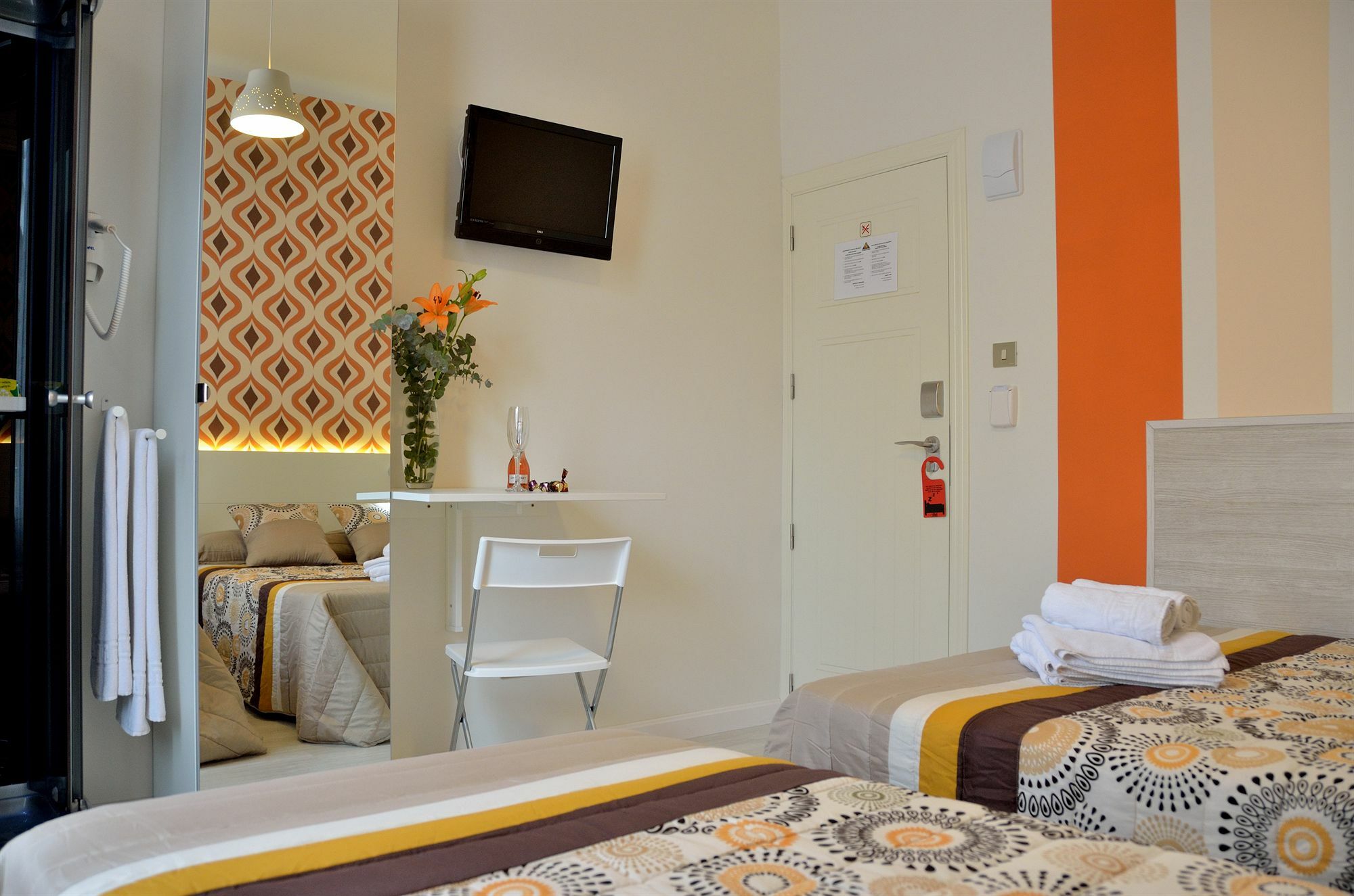 Far Home Plaza Mayor Madrid Bagian luar foto